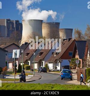 Häuser vor dem Kohlekraftwerk RWE Weisweiler, Deutschland, Nordrhein-Westfalen, Inden Stockfoto