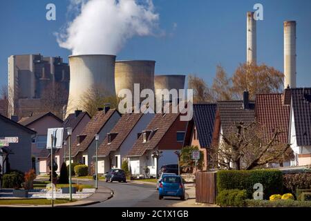 Häuser vor dem Kohlekraftwerk RWE Weisweiler, Deutschland, Nordrhein-Westfalen, Inden Stockfoto