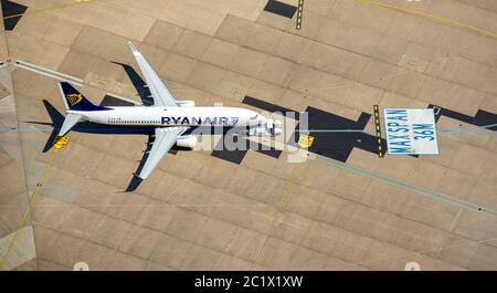 Ryanair-Flugzeug auf dem Flughafen Köln Bonn, 05.06.2020, Luftbild, Deutschland, Nordrhein-Westfalen, Niederrhein, Köln