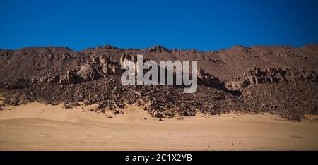 Wüstenlandschaft El Berdj Canyon im Tassili NAjjer Nationalpark, Algerien Stockfoto