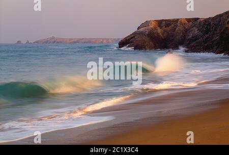 Frankreich. Bretagne. Quiberon Peninsula. Surfen Sie am Strand mit schroffen Klippen. Stockfoto