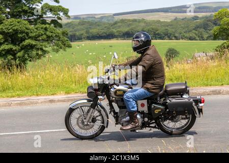 2016 Modern Green Royal Enfield Bullet Classic 500 EF1; Motorradfahrer; zweirädrige Transport, Motorräder, Fahrzeug, Straßen, Motorräder, Radfahrer motoring in Chorley, UK Stockfoto