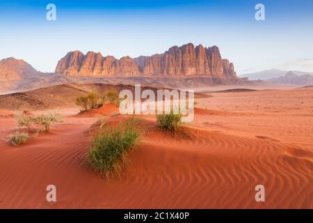 Wadi Rum Desert, Jordanien. Die rote Wüste und der Berg Jabal Al Qattar. Stockfoto