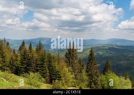 Beskid Slaski Berge Landschaft von Wielki Stozek Hügel auf Polnisch - tschechische Grenzen während schönen Frühlingstag Stockfoto