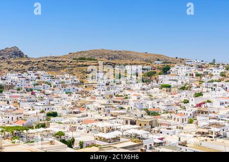 Blick ins Landesinnere über das weiß getünchte Dorf Lindos, Rhodos, Dodekanes, Griechenland Stockfoto