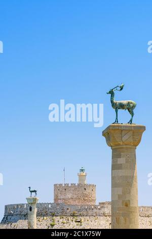 Bronze Hirsch Statuen am Eingang zum Mandraki Hafen, Rhodes Town, Rhodos, Griechenland Stockfoto