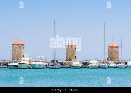 Rhodos Stadt Windmühlen Futter Mandraki Hafen auf der Insel Rhodos, Dodekanes, Griechenland Stockfoto