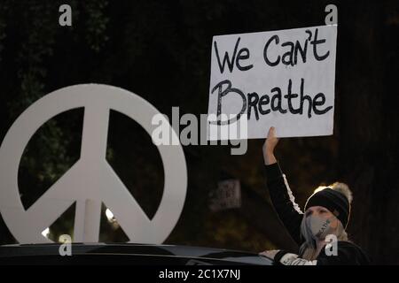 Portland, USA. Juni 2020. Demonstranten versammeln sich am 15. Juni 2020 in der 18. Nacht der Demonstrationen gegen die Brutalität der Polizei in Portland, Oregon, vor dem Justizzentrum. (Foto: Alex Milan Tracy/Sipa USA) Quelle: SIPA USA/Alamy Live News Stockfoto