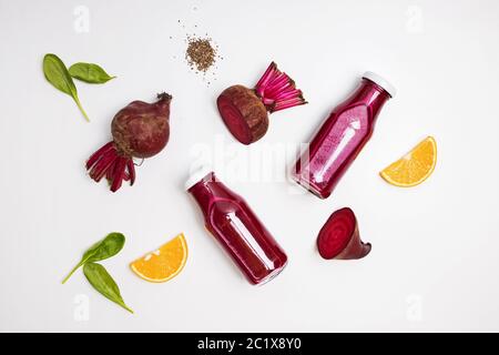Gesunde Rote Beete und Orangensaft in einem Glas auf weißem Tisch, Draufsicht Stockfoto
