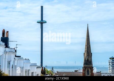 Brighton Großbritannien, 15. Juni 2020: Blick auf Brighton mit dem i360, Rampion Wind Farm und St. Mary Magdalene Kirche Kirchturm Stockfoto