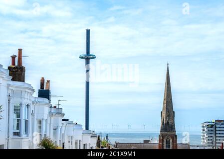 Brighton Großbritannien, 15. Juni 2020: Blick auf Brighton mit dem i360, Rampion Wind Farm und St. Mary Magdalene Kirche Kirchturm Stockfoto