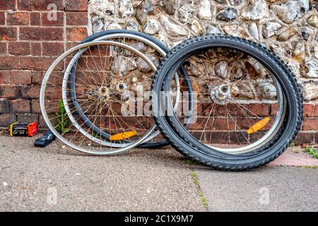 Brighton UK, 15. Juni 2020: Blick auf Brighton mit verlassenen Fahrradteilen Stockfoto