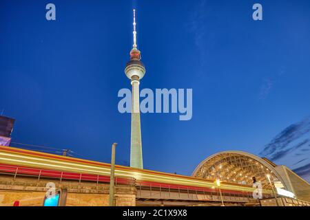 S-Bahn, Haltestelle Alexanderplatz in Berlin bei Nacht Stockfoto