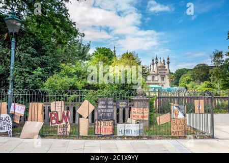 Brighton UK, 15. Juni 2020: Blick auf Brighton mit den Protestplakaten 'Black Lives Matter', die im Zaun des Royal Pavilion zurückgelassen wurden Stockfoto