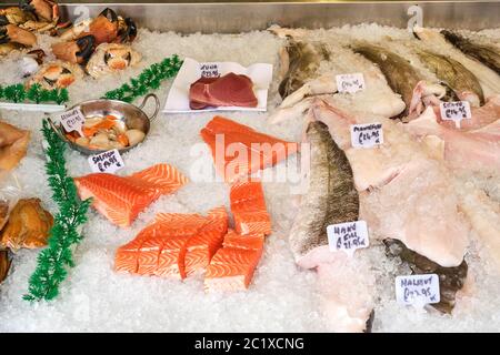 Frisches Lachsfilet und andere Fische und Meeresfrüchte für den Verkauf auf dem Markt Stockfoto