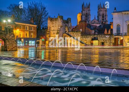 Bootham Bar und die berühmte York Minster bei Nacht Stockfoto