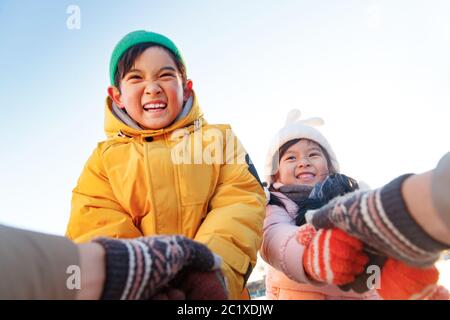 Mein Vater nahm die Kinder zum Schlittschuhlaufen Stockfoto