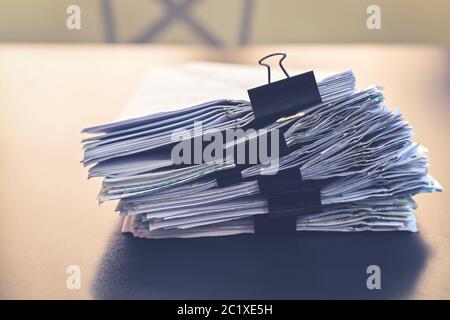 Nahaufnahme des Dokumentenstapels auf dem Schreibtisch, Stapel von Geschäftspapier auf dem Tisch Stockfoto