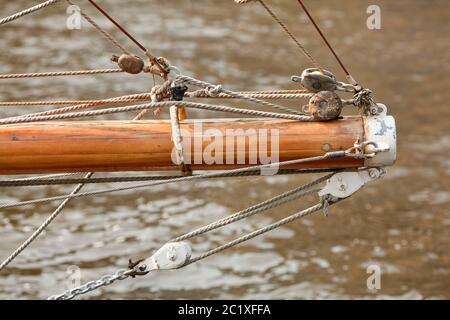 Nahaufnahme eines alten hölzernen Segelmastes Stockfoto