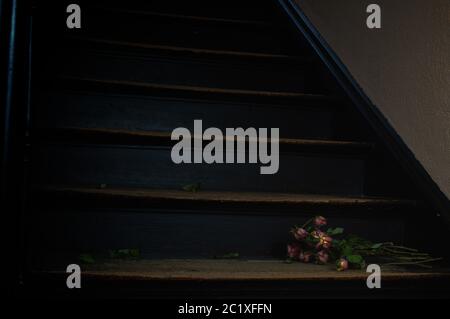 Verwelkte tote Rosen auf Stufen Stockfoto