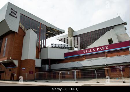 Fechten in Villa Park, Birmingham, vor dem Premier League Neustart, der mit Aston Villa V Sheffield United am Mittwochabend beginnt installiert. Stockfoto