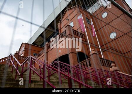 Fechten in Villa Park, Birmingham, vor dem Premier League Neustart, der mit Aston Villa V Sheffield United am Mittwochabend beginnt installiert. Stockfoto