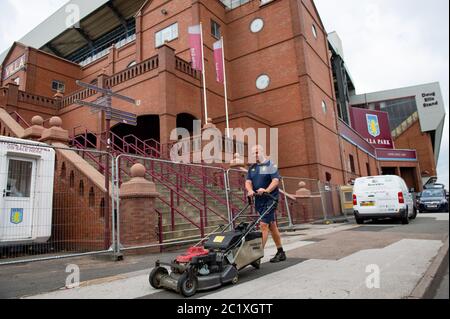 Bodenpersonal in Villa Park, Birmingham, vor dem Neustart der Premier League, der mit Aston Villa gegen Sheffield United am Mittwochabend beginnt. Stockfoto