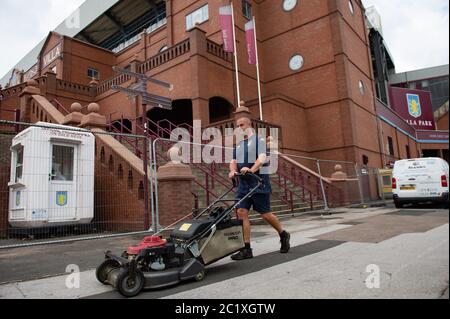 Bodenpersonal in Villa Park, Birmingham, vor dem Neustart der Premier League, der mit Aston Villa gegen Sheffield United am Mittwochabend beginnt. Stockfoto