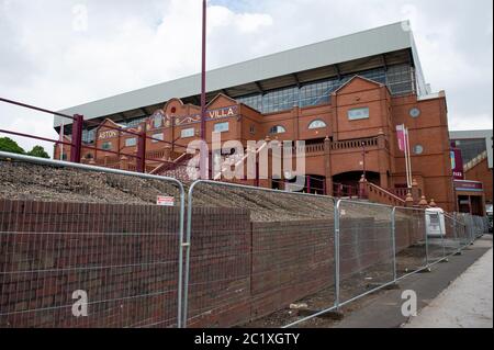 Fechten in Villa Park, Birmingham, vor dem Premier League Neustart, der mit Aston Villa V Sheffield United am Mittwochabend beginnt installiert. Stockfoto