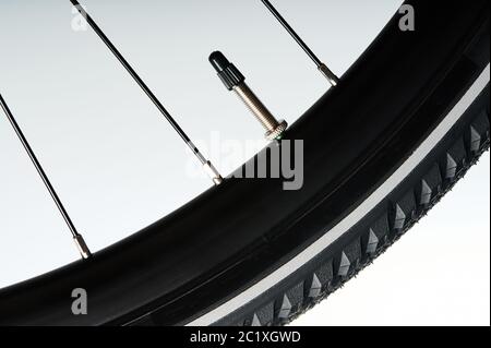 Metallnippel im Fahrrad Rad Makro Nahaufnahme Ansicht isoliert Stockfoto