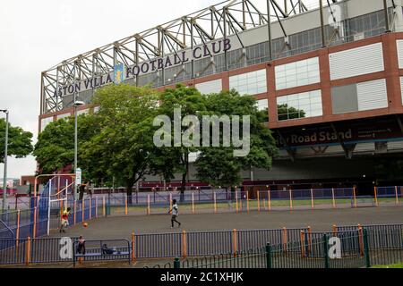 Neben Villa Park, Birmingham, spielen Jungen Fußball, bevor der Premier League-Neustart mit Aston Villa gegen Sheffield United am Mittwochabend beginnt. Stockfoto