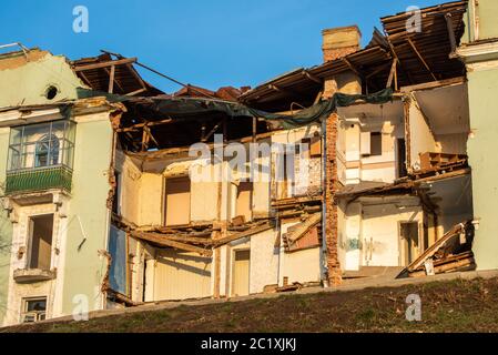 Die Mauer eines zerstörten mehrstöckigen Wohngebäudes. Stockfoto