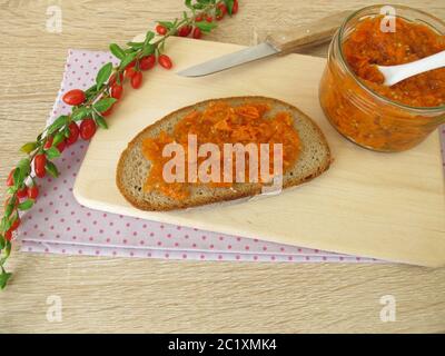 Goji-Beerenmarmelade auf einer Brotscheibe zum Frühstück Stockfoto