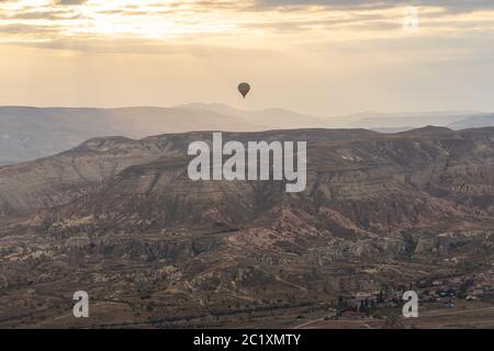 Kappadokien Skyline mit heißer Luft bollon Reiten in Kappadokien, Türkei. Stockfoto