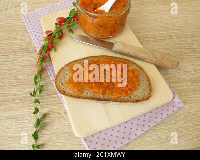 Goji-Beerenmarmelade auf einer Brotscheibe zum Frühstück Stockfoto