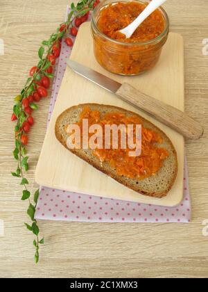 Goji-Beerenmarmelade auf einer Brotscheibe zum Frühstück Stockfoto