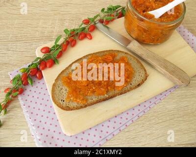 Goji-Beerenmarmelade auf einer Brotscheibe zum Frühstück Stockfoto