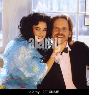 Frank Zander, deutscher Schlager- und Deutschpop-Musiker, mit Schauspielerin Isabel Varell, Deutschland um 1985. Deutscher Schlager und Popsänger Frank Zander mit Schauspielerin Isabel Varell, Deutschland um 1985. Stockfoto