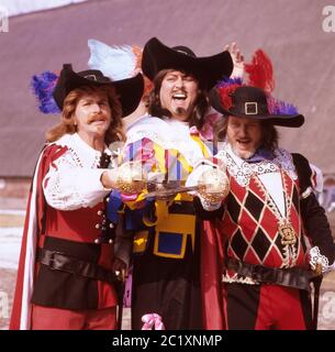 Frank Zander, deutscher Schlager- und Deutschpop-Musiker (links) als Musketier in einem Sketch, Deutschland um 1987. Deutscher Schlager und Popsänger Frank Zander (links) als Musqueteer in einer Skizze, Deutschland um 1987. Stockfoto