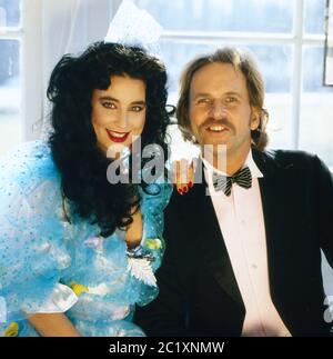 Frank Zander, deutscher Schlager- und Deutschpop-Musiker, mit Schauspielerin Isabel Varell, Deutschland um 1985. Deutscher Schlager und Popsänger Frank Zander mit Schauspielerin Isabel Varell, Deutschland um 1985. Stockfoto