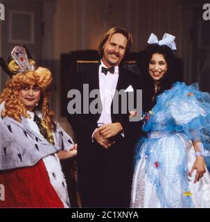 Frank Zander, deutscher Schlager- und Deutschpop-Musiker, mit Schauspielerin Isabel Varell, Deutschland um 1985. Deutscher Schlager und Popsänger Frank Zander mit Schauspielerin Isabel Varell, Deutschland um 1985. Stockfoto