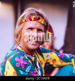 Frank Zander, deutscher Schlager- und Deutschpop-Musiker, als Hippie, Deutschland um 1986. Deutscher Schlager und Popsänger Frank Zander als Hippie gekleidet, Deutschland um 1986. Stockfoto