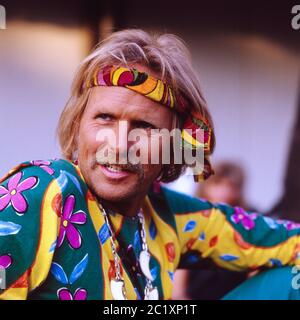 Frank Zander, deutscher Schlager- und Deutschpop-Musiker, als Hippie, Deutschland um 1986. Deutscher Schlager und Popsänger Frank Zander als Hippie gekleidet, Deutschland um 1986. Stockfoto