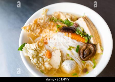 Leckere vegetarische Bun Chay Suppe. Traditionelle vietnamesische Küche im Restaurant in Can Tho, Vietnam. Stockfoto