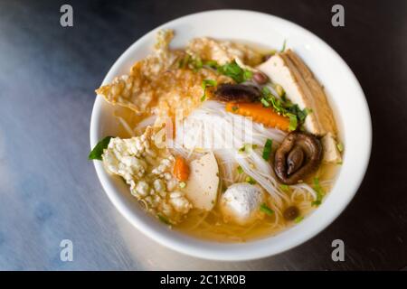 Leckere vegetarische Bun Chay Suppe. Traditionelle vietnamesische Küche im Restaurant in Can Tho, Vietnam. Stockfoto