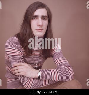 George Walker, Musiker der deutschen Krautrock Band 'George Walker & Company', bei einem Fotoshooting in Hamburg, Deutschland um 1970. Der deutsche Musiker George Walker von der Krautrock-Band 'George Walker & Company' während eines Fotoshootings in Hamburg, Deutschland um 1970. Stockfoto