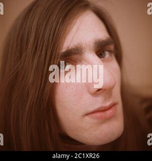 George Walker, Musiker der deutschen Krautrock Band 'George Walker & Company', bei einem Fotoshooting in Hamburg, Deutschland um 1970. Der deutsche Musiker George Walker von der Krautrock-Band 'George Walker & Company' während eines Fotoshootings in Hamburg, Deutschland um 1970. Stockfoto