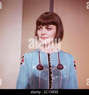 Mireille Mathieu, französische Sängerin, bei einem Auftritt im deutschen Fernsehen, Deutschland um 1971. Die französische Sängerin Mireille Mathieu spielt im deutschen Fernsehen, Deutschland um 1971. Stockfoto