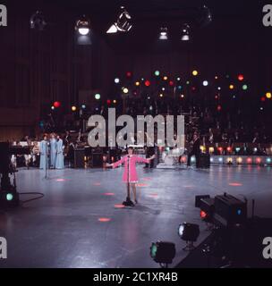 Mireille Mathieu, französische Sängerin, bei einem Auftritt im deutschen Fernsehen, Deutschland um 1970. Die französische Sängerin Mireille Mathieu spielt im deutschen Fernsehen, Deutschland um 1970. Stockfoto