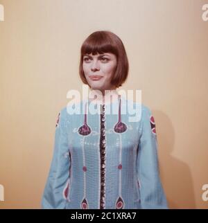 Mireille Mathieu, französische Sängerin, bei einem Auftritt im deutschen Fernsehen, Deutschland um 1971. Die französische Sängerin Mireille Mathieu spielt im deutschen Fernsehen, Deutschland um 1971. Stockfoto